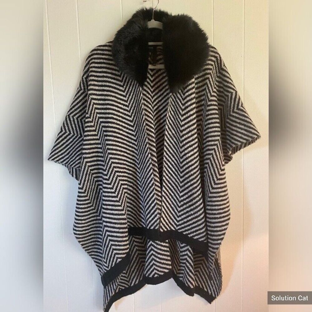 Modena Cape Shawl Women’s OSFM Black & White Geometric Pattern Faux Fur Collar